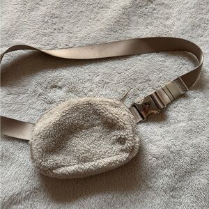 Lululemon sherpa belt bag